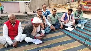 बिहार: एमएसपी कानून की मांग को लेकर बिहारी कृषि परिवार ने अस्पताल चौराहे पर किया अनशन