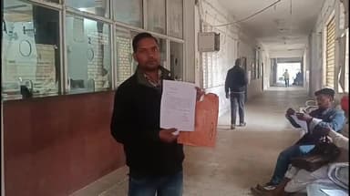 टीकमगढ़: पहाड़ी तिलवारन गांव के शिकायतकर्ता ने कलेक्ट्रेट कार्यालय में प्राचार्य पर पैसे लेकर अतिथि शिक्षक पद देने का आरोप लगाया