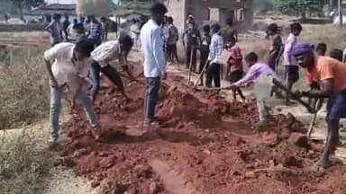 घाघरा: ब्ररांग गांव में श्रमदान से कच्ची सड़क की मरम्मत