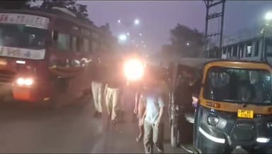 सिंगरौली: कोतवाली पुलिस ने शहर का भ्रमण कर चौराहों पर दुकानदारों को दी समझाइश, लोगों से कहा- सड़क पर वाहन न खड़ा करें