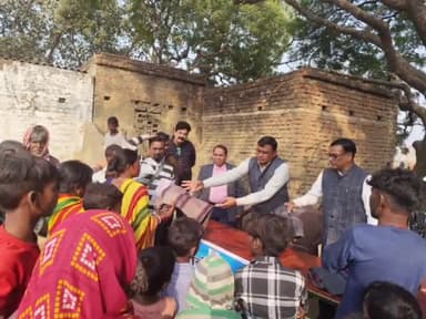 उदवंत नगर: 'नई आशा' द्वारा चौराई मुसहर टोली में आयोजित कंबल वितरण कार्यक्रम में उदवंतनगर बीडीओ ने बांटे कंबल