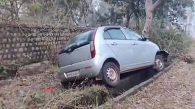 शिवपुरी नगर: वन विद्यालय के सामने तेज रफ्तार कार पेड़ से टकराई, चालक को मामूली चोटें आईं