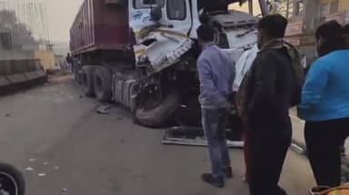 बेगूसराय: ट्रैफिक चौक के पास NH-31 पर अनियंत्रित ट्रक डिवाइडर से टकराया, पुलिस कर रही जाँच