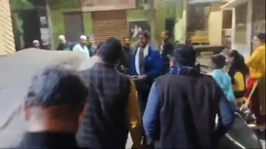 अमरोहा: अमरोहा शहर के बड़ा बाजार में दुकान से मोबाइल चोरी करते चोर को रंगे हाथों पकड़ा, जमकर की पिटाई