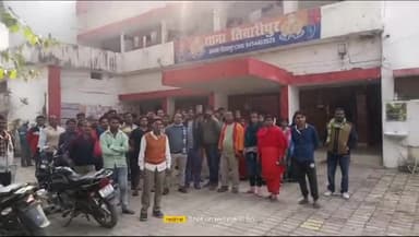 गोरखपुर: तिवारीपुर थाना क्षेत्र के कल्याणपुर में सफाईकर्मी की पिटाई से नाराज साथियों ने थाने पर पहुंचकर किया विरोध