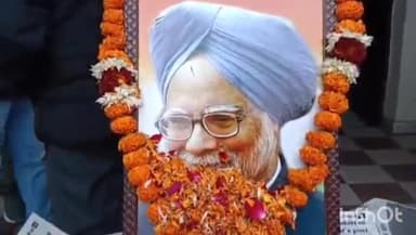 देहरादून: कांग्रेस भवन में स्वर्गीय पूर्व प्रधानमंत्री मनमोहन सिंह को दी गई श्रद्धांजलि