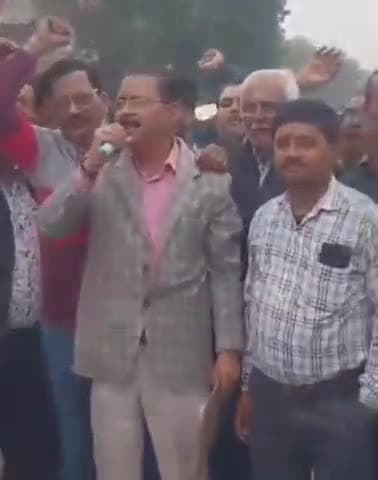 कानपुर: किदवई नगर में व्यापारियों ने भाजपा जिलाध्यक्ष के घर के बाहर सड़क चौड़ीकरण के विरोध में किया प्रदर्शन