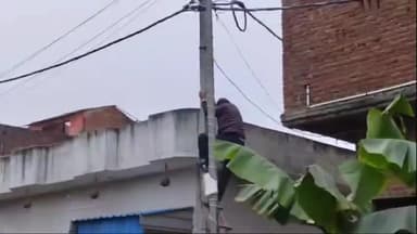 अमरोहा: अमरोहा की फ्रेंड्स कॉलोनी में बिजली विभाग ने 15 बकायादारों के काटे बिजली कनेक्शन, मचा हड़कंप