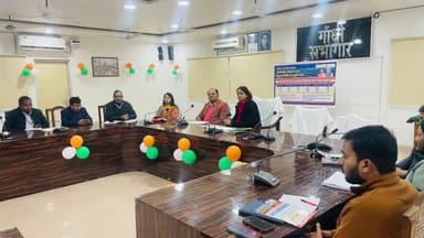 अमरोहा: अमरोहा कलेक्ट्रेट सभागार में जिलाधिकारी ने पीएम सूर्य घर योजना की बैठक कर प्रगति की जानकारी ली, दिए निर्देश