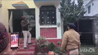 गोपालगंज: कोन्हवा गांव हत्याकांड में फरार आरोपी के घर कोर्ट के आदेश पर पुलिस ने की कुर्की