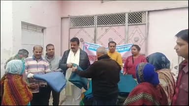 झांसी: बिजौली की आदिवासी बस्ती में सनशाइन क्लब द्वारा कंबल वितरण का आयोजन किया गया