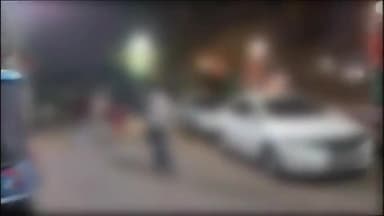 झांसी: अतियाताल के पास मनचले युवक ने युवती से की छेड़खानी, युवती और उसके परिजनों ने मनचले की पिटाई, वीडियो हुआ वायरल