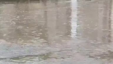 मुरादाबाद: शनिवार सुबह से हो रही बे मौसम बारिश के कारण लोग बेहद परेशान