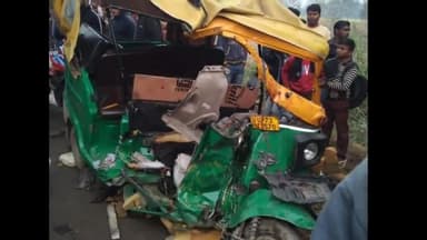 सिराथू: लोहन्दा गांव में स्कूली बस ने ऑटो को मारी टक्कर, चालक समेत ऑटो में बैठे सभी लोग घायल, ऑटो हुआ क्षतिग्रस्त