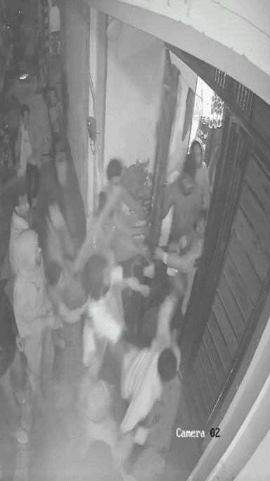 मेरठ: परतापुर के गगोल गांव में मुकदमे को लेकर दो पक्षों में लाठी-डंडों से जमकर हुई मारपीट व किया गया पथराव, वीडियो हुआ वायरल