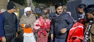 धौलपुर: रेलवे स्टेशन पर पकलेक्टर श्रीनिधि बी टी ने भामाशाह के सहयोग से गरीबों को बांटे कंबल, सर्दी से राहत देने की कोशिश