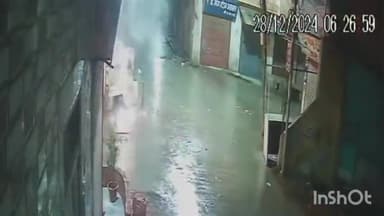 बिजनौर: बिजनौर में डॉक्टर मदन मोहन के चौराहे पर अचानक गिरी आकाशीय बिजली, वीडियो आया सामने