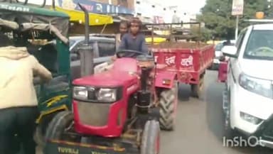 औरैया: शहर के सबसे व्यस्त सुभाष चौराहे पर नाबालिक द्वारा ट्रैक्टर चलाने का वीडियो सोशल मीडिया पर हुआ वायरल