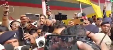 पटना ग्रामीण: गर्दनीबाग धरना स्थल पहुंचे SDM गौरव कुमार, सत्याग्रह पर बैठे अभ्यर्थियों ने डेलिगेट्स भेजने से किया इनकार