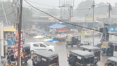 मौसम ने वदला रुख अचानक मौसम में बदलाव की वजह से कई जगहो पर पानी गिर रहा है जिसकी वजह से आवागमन में आ रही दिक्कत !