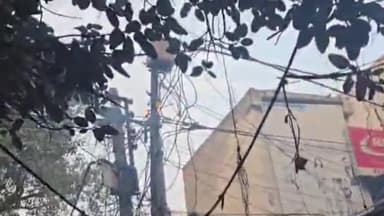 झांसी: सीपरी बाजार के रस बहार चौराहे पर एक बिजली के खंभे में अचानक लगी आग, मची अफरा-तफरी