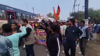 मुरादाबाद: अंतर्राष्ट्रीय हिंदू परिषद और राष्ट्रीय बजरंग दल ने प्रभात मार्केट से इंपीरियल तिराहे तक गौ हत्यारे की अर्थी निकाली