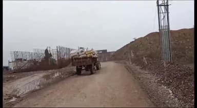 देवेंद्रनगर: देवेंद्रनगर सलेहा रोड पर बन रहे रेलवे ब्रिज के पास डायवर्सन रोड सही से नहीं बने होने से आवागमन में हो रही परेशानी