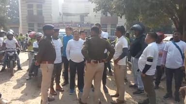 कहरा: सदर थाना परिसर से हेलमेट पहनने को लेकर निकाली गई जागरूकता रैली