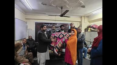 अमरोहा: अमरोहा में बढ़ती ठंड में गरीबों के लिए मसीहा बना अमरोहा फाउंडेशन, गरीबों को बांटे लिहाफ, खिल उठे चेहरे