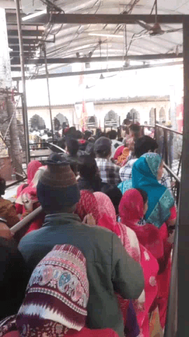 कालकाजी: दिल्ली के कालकाजी मंदिर में वर्ष के अंतिम रविवार को बड़ी संख्या में भक्तों ने माता कालका के दर्शन किए