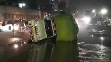 झुंझुनू: शहर के रोड नंबर-3 पर धीमी गति से चलती गाड़ी गड्ढे में पलटी, हुआ रोड जाम