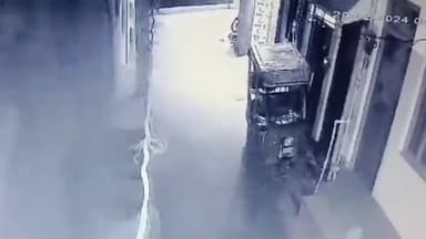 अमरोहा: अमरोहा के मोहल्ला इकरार नगर में तीन चोरों ने घर में घुसकर चोरी करने की कोशिश, सीसीटीवी कैमरे तोड़े