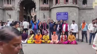 इंदौर: गोवंश तोड़ने पर निगम की कार्रवाई का विरोध, साधुओं ने राजबाड़ा पर दिया धरना