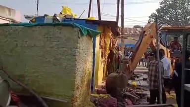 शाजापुर: ट्रॉमा सेंटर परिसर में बाउंड्री वॉल का निर्माण कराने को लेकर हटाया गया अतिक्रमण, प्रभावितों में आक्रोश