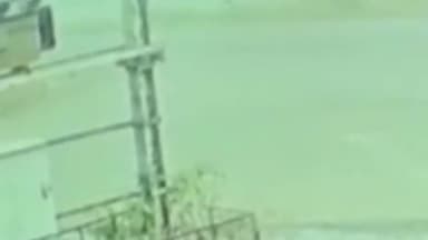 जीरापुर: माचलपुर में छात्रों से भरी स्कूल बस से टकराने से बची बोलेरो गाड़ी; टला बड़ा हादसा, CCTV फ़ुटेज आया सामने