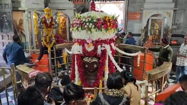 मंदसौर: सोमवती अमावस्या पर पशुपतिनाथ मंदिर में विदेशी फूलों से सजी प्रतिमा, सुबह से भक्तों का ताता लगा