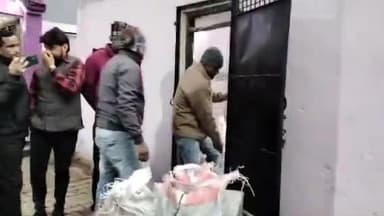 मुरादाबाद: 100 साल पुराने मंदिर पर प्रशासन की टीम ने पहुंचकर करवाई खुदाई