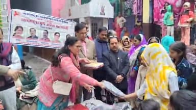 *दीन सेवा ही ईश सेवा* को आत्मसात् करते हुए डॉ शिवराज सिंह यादव एवं  श्रीमती ऊषा यादव  के सुपुत्र स्वेत केतु के जन्मदिन पर जायण्ट्स ग्रुप दतावली  इटावा ने बच्चो को स्वेटर,बिस्कुट व गजक बाटी