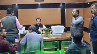 বজবজ ২: নিজের দলীয় কার্যালয় এলাকার মানুষদের সমস্যা ও অভাব অভিযোগের কথা শোনেন বিষ্ণুপুর দু'নম্বর পঞ্চায়েত সমিতির সভাপতি