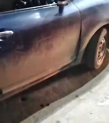 सिंगरौली: तेलगवां चौराहे पर खड़ी स्विफ्ट डिजायर कार को राखड़ लदे हाईवा ने मारी टक्कर