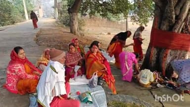 बांका: सोमवती अमावस्या पर भयहरणनाथ मंदिर के पास महिलाओं ने की पीपल वृक्ष की परिक्रमा
