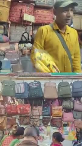 पटना इसकोन मंदिर के सामने लगा मेला 
पटना पालिका बाजार में हजार रुपए के बाग ढाई सौ में जयपुरी बैग वाला