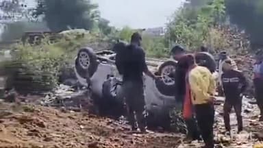 बटियागढ़: ग्राम मोटा के पास कार पलटी, कोई हानि नहीं हुई