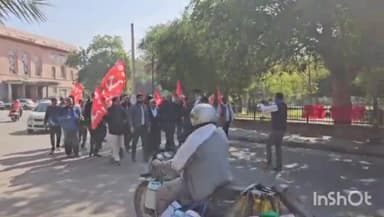 बीकानेर: कम्युनिस्ट पार्टी के कार्यकर्ताओं ने कलेक्ट्रेट के सामने गृहमंत्री अमित शाह के खिलाफ किया प्रदर्शन, इस्तीफे की मांग की