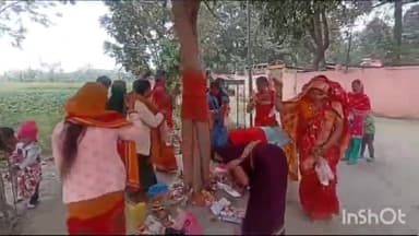 सोनपुर: सोमी अमावस्या व्रत पर सोनपुर अनुमंडल की सुहागिन महिलाओं ने बरगद के पेड़ की परिक्रमा की