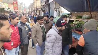 अमरोहा: अमरोहा में लकड़ा चौराहे पर पालिका के ईओ ने चलाया अतिक्रमण हटाओ अभियान, दुकानदारों में मचा हड़कंप