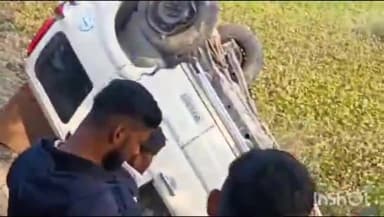 गोपालगंज: चौराव गांव के पास स्कार्पियो अनियंत्रित होकर पलटी, बीस फीट गड्ढे में गिरी, क्रेन से निकाली गई