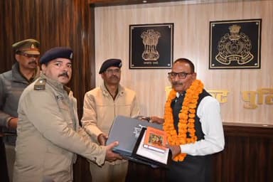 कर्वी: पुलिस कार्यालय स्थित राघव प्रेक्षागार में सेवानिवृत्त 2 उपनिरीक्षक और 2 मुख्य आरक्षी को दी गई भावभीनी विदाई