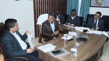 कांके: कल्याण मंत्री चमरा लिंडा ने मोरहाबादी स्थित कल्याण कॉम्प्लेक्स में अधिकारियों से वीडियो कॉन्फ्रेंसिंग के ज़रिए मुलाकात की