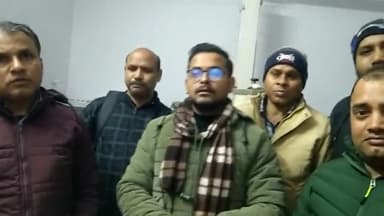 खबर औरैया से 50 शैया अस्पताल में तैनात नेत्र चिकित्सक नरेश हुए सेवानिवृत जानकारी देते शिवम